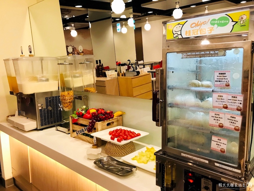西悠飯店早餐有水果和包子饅頭